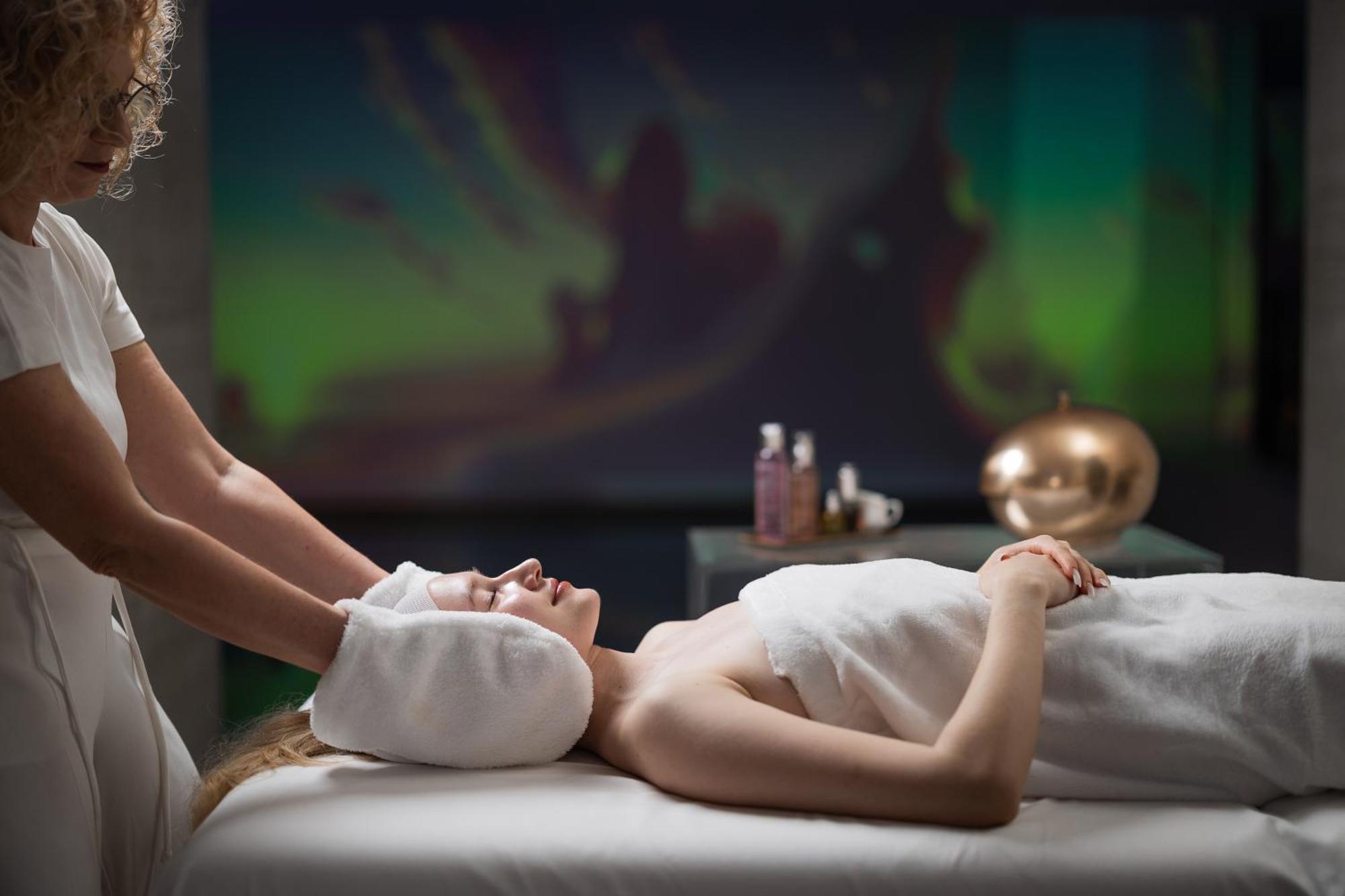 فندق هيلفيتيا آند بريستول فيرنزي - ستارهوتلز كوليزيوني فلورنس المظهر الخارجي الصورة A woman receiving a facial treatment