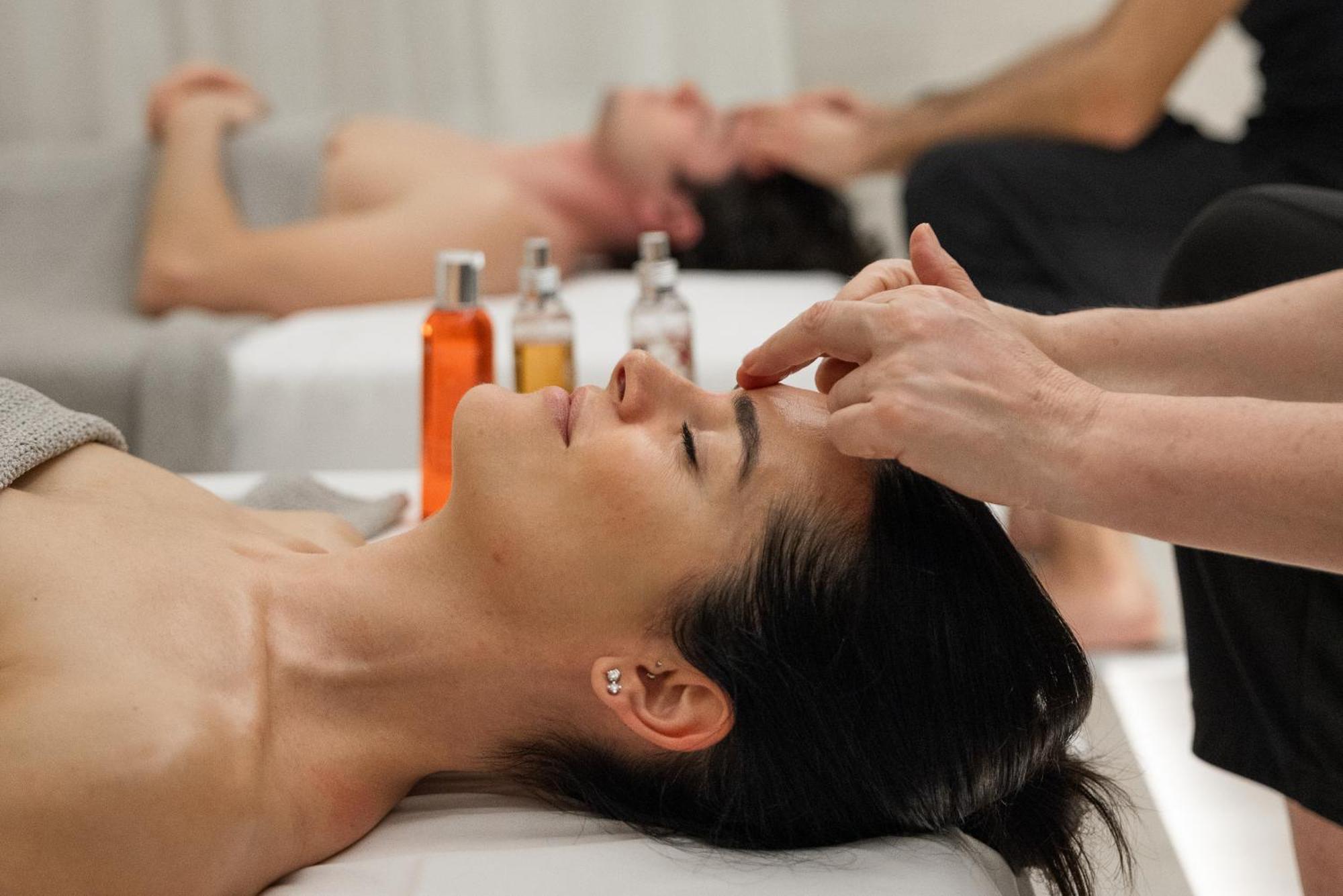 فندق هيلفيتيا آند بريستول فيرنزي - ستارهوتلز كوليزيوني فلورنس المظهر الخارجي الصورة A woman receiving a head massage